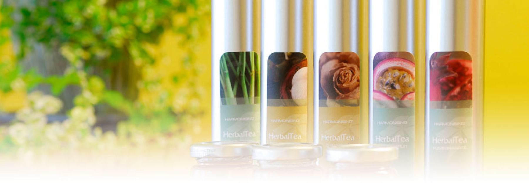 Fläschchen mit Kräutertee als Sinnbild für einen Wellness-Gutschein